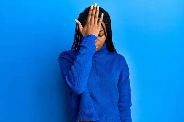 若いアフリカ系アメリカ人の女性が誤って頭の上に手で驚いてカジュアルな服を着て エラーを覚えている 忘れられた悪い記憶の概念 — ストック写真