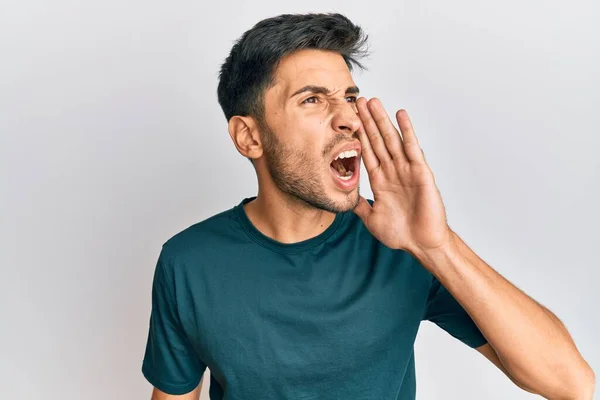 Joven Hombre Guapo Con Ropa Casual Gritando Gritando Fuerte Lado —  Fotos de Stock