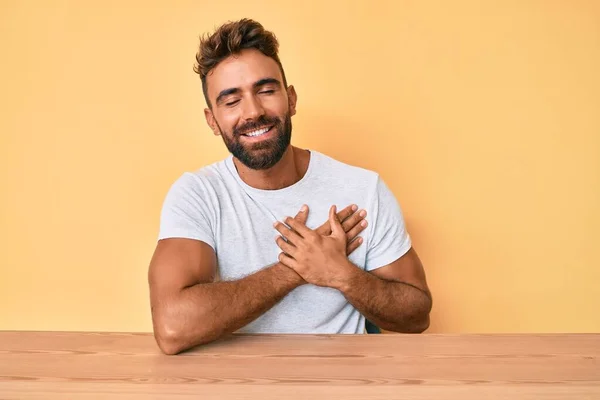 Jovem Hispânico Vestindo Roupas Casuais Sentado Mesa Sorrindo Com Mãos — Fotografia de Stock