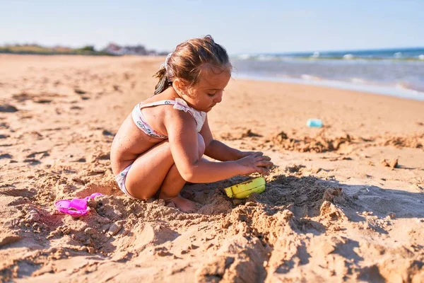 可爱的金发孩子穿着比基尼 在海滩用铲子和铲子建造沙堡 — 图库照片