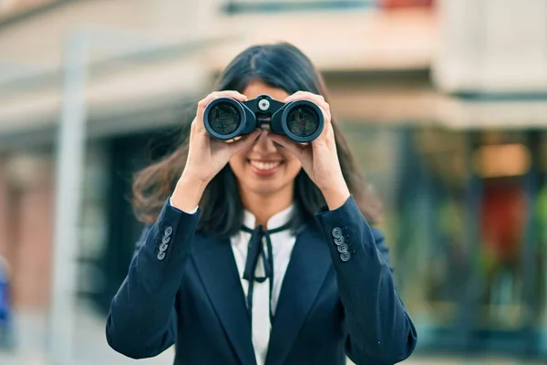 Young Hispanic Businesswoman Looking New Opportunity Using Binoculars City — Stock Photo, Image
