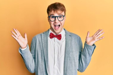 Genç, beyaz tenli, gözlüklü, hippi görünümlü, şık kravatlı, zaferi kutlayan neşeli gülümsemeli ve ellerini kaldırarak kazanan ifadeli bir inek. 