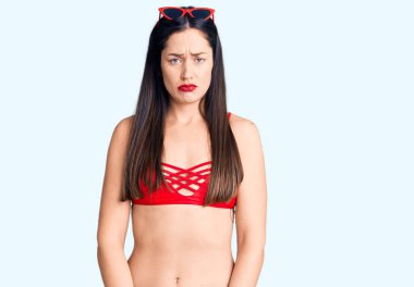 Bikini giyen güzel, beyaz bir kadın üzüntülü ve endişeli, sinirli ve korkmuş bir şekilde ağlıyor. hüzünlü ifade. 