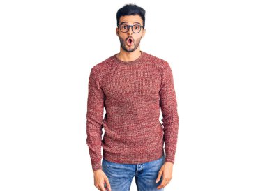 Kışlık süveter ve gözlük giyen genç, yakışıklı bir İspanyol. Şaşırmış ve korkmuş bir ifade, korku ve heyecanlı bir yüz.. 