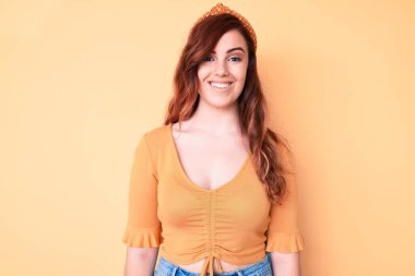 Yüzünde mutlu ve havalı bir gülümseme olan sıradan kıyafetler giyen genç ve güzel bir kadın. şanslı kişi. 