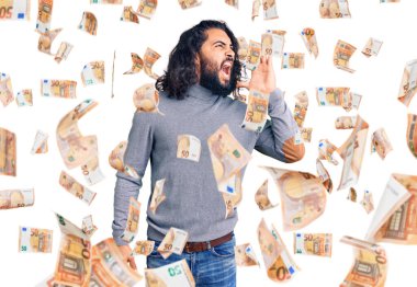 Genç Arap adam gündelik giysiler giyip el ele tutuşarak bağırıyor ve çığlık atıyordu. iletişim konsepti.