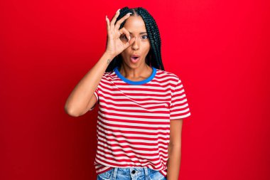 Güzel İspanyol kadın gündelik kıyafetler giyiyor. Şaşırmış yüz ifadesiyle şoka girmiş, parmaklarından bakan gözler. İnançsız ifade. 