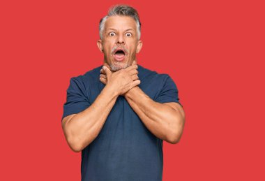 Orta yaşlı, gri saçlı, günlük kıyafetler giyen, bağıran ve boğulan bir adam. Çünkü acı verici bir boğulma. Sağlık problemi. Boğulma ve intihar konsepti. 