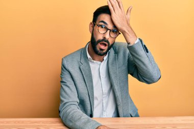 Ofiste çalışan Latin asıllı genç bir adam hata yaptığı için şaşırdı. Hatayı hatırla. Unuttum, kötü hafıza kavramı. 