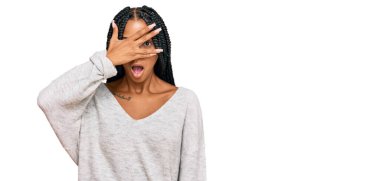 Güzel İspanyol kadın gündelik giysiler giymiş. Şoka girmiş, yüzünü ve gözlerini kapamış, utanmış ifadesiyle parmaklarından bakıyor.. 