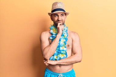 Genç ve kel adam mayo giyiyordu ve Hawai zambağı kuşkuları üzerine yoğunlaşmıştı. Parmakları çenesinde ve yukarı bakıyordu. 