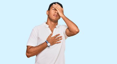 Gündelik kıyafetler giyen genç Arap adam hastalık ve ateş için alnına dokunuyor, grip ve soğuk algınlığı, virüs hastası. 