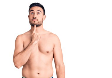 Mayo giyen genç ve yakışıklı bir adam şüphe üzerine yoğunlaşmıştı. Parmakları çenesinde ve yukarı bakıyordu. 