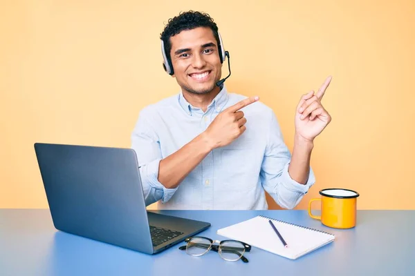 Jeune Homme Hispanique Beau Travail Bureau Portant Casque Opérateur Souriant — Photo