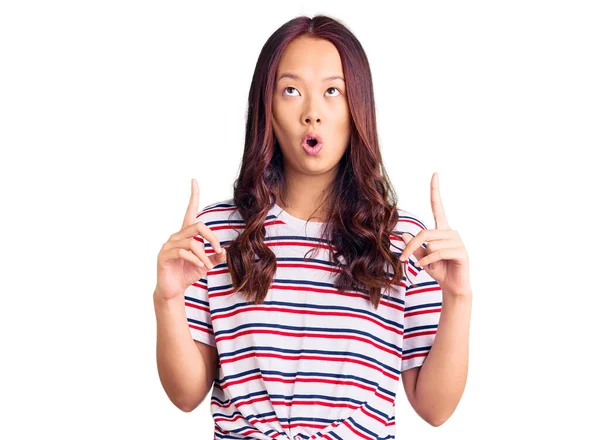 Ung Vacker Kinesisk Flicka Bär Casual Kläder Förvånad Och Förvånad — Stockfoto