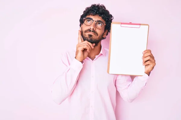 Schöner Junger Mann Mit Lockigem Haar Und Bär Der Klemmbrett — Stockfoto