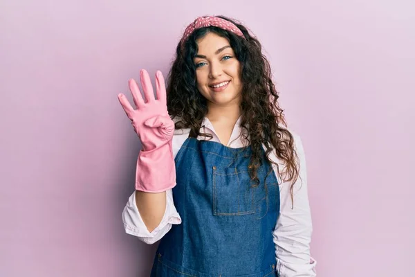 Junge Brünette Frau Mit Lockigem Haar Trägt Putzschürze Und Handschuhe — Stockfoto