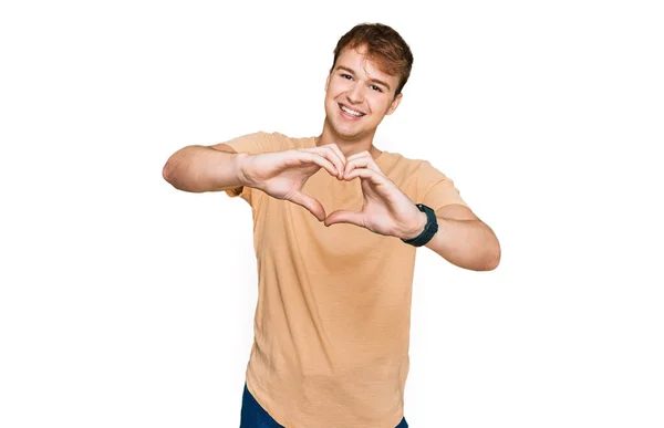Νεαρός Καυκάσιος Άνδρας Που Φοράει Καθημερινά Ρούχα Χαμογελώντας Στην Αγάπη — Φωτογραφία Αρχείου