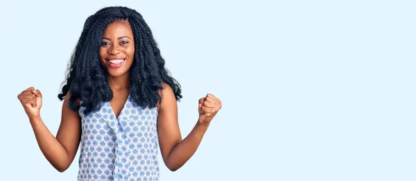 Mooie Afrikaans Amerikaanse Vrouw Draagt Casual Zomer Shirt Vieren Verrast — Stockfoto