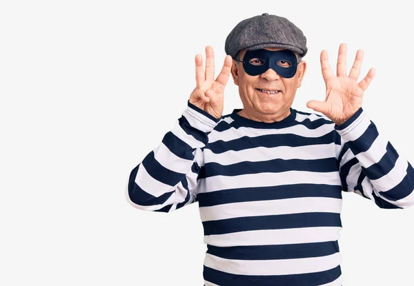 Älterer Gutaussehender Mann Mit Einbrechermaske Und Shirt Zeigt Mit Finger — Stockfoto