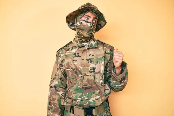 Mladý Pohledný Muž Maskáčové Armádní Uniformě Balaklava Usmívá Veselou Tváří — Stock fotografie