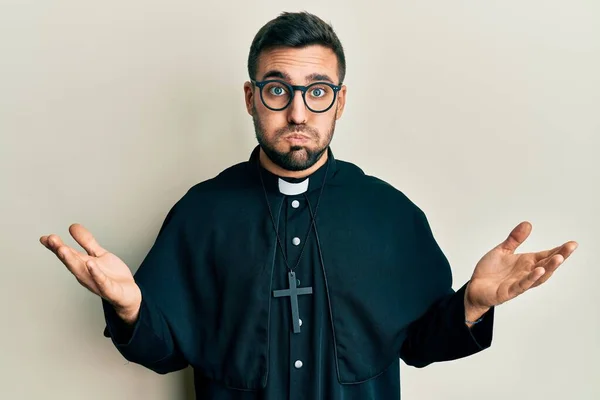 Beyaz Arka Planda Duran Genç Spanyol Rahip Komik Yüzlü Yanakları — Stok fotoğraf