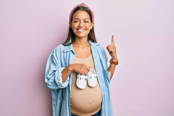 Mooie Latijns Amerikaanse Vrouw Verwacht Een Baby Met Schoenen Glimlachend — Stockfoto