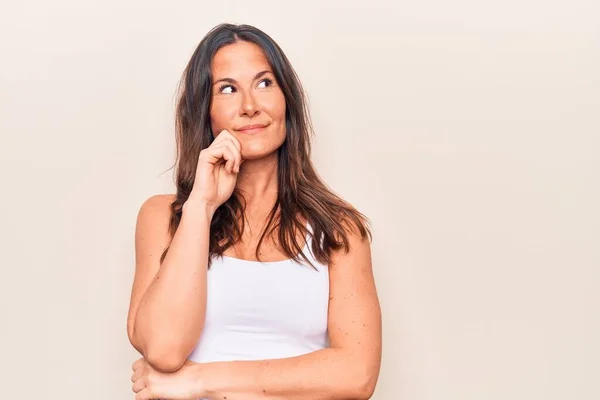 Young Beautiful Brunette Woman Wearing Casual Shirt Standing Isolated White — Stock Photo, Image