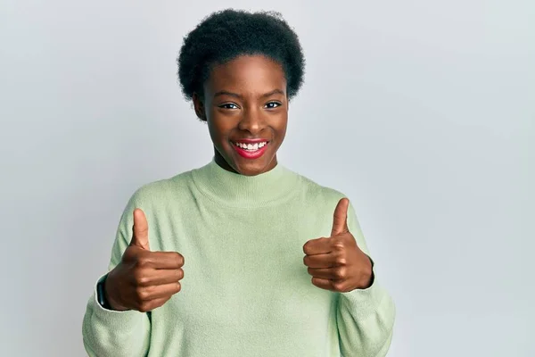 Jong Afrikaans Amerikaans Meisje Draagt Casual Kleding Succes Teken Doen — Stockfoto