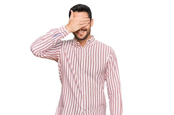 Jovem Hispânico Vestindo Camisa Negócios Sorrindo Rindo Com Mão Rosto — Fotografia de Stock