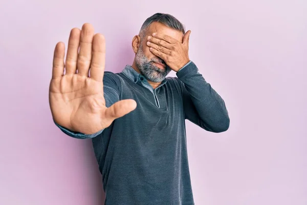 中世のハンサムな男は手で目を覆うカジュアルな服を着て悲しいと恐怖の表情でジェスチャーを停止します 恥をかかせ否定的な概念 — ストック写真