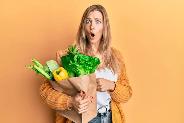 Vacker Kaukasisk Kvinna Håller Papperspåse Med Bröd Och Livsmedel Rädd — Stockfoto