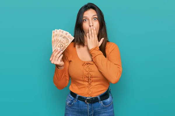 Hermosa Mujer Hispana Sosteniendo Billetes Reales Brasileños Cubriendo Boca Con —  Fotos de Stock