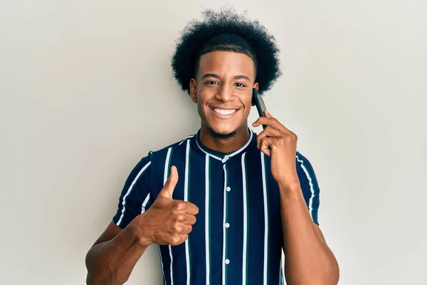 Afroamerikansk Man Med Afro Hår Har Konversation Talar Smartphone Ler — Stockfoto