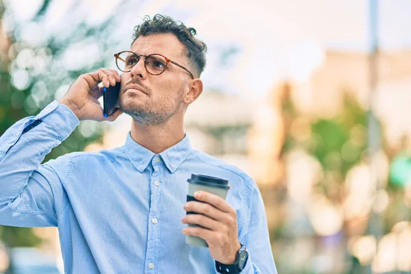 Mladý Hispánský Podnikatel Vážným Výrazem Mluví Smartphonu Pije Kávu Městě — Stock fotografie