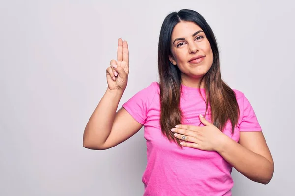 Junge Schöne Brünette Frau Lässigem Rosa Shirt Steht Über Weißem — Stockfoto