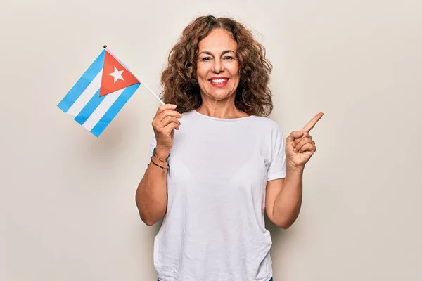 Střední Věk Krásný Turista Žena Drží Kubánskou Vlajku Nad Izolované — Stock fotografie
