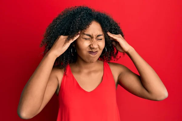 ストレスのため 頭の上に手でカジュアルな服を着てアフロの髪を持つ美しいアフリカ系アメリカ人女性 片頭痛 — ストック写真