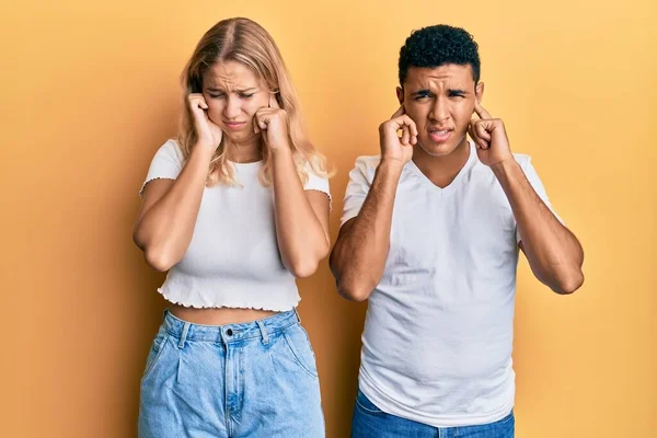 Jong Interraciaal Koppel Draagt Casual Wit Tshirt Oren Met Vingers — Stockfoto