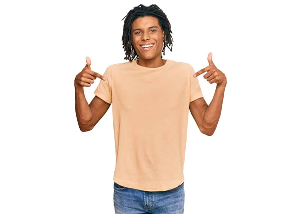 Mladý Africký Američan Nosí Ležérní Oblečení Vypadá Sebevědomě Úsměvem Tváři — Stock fotografie