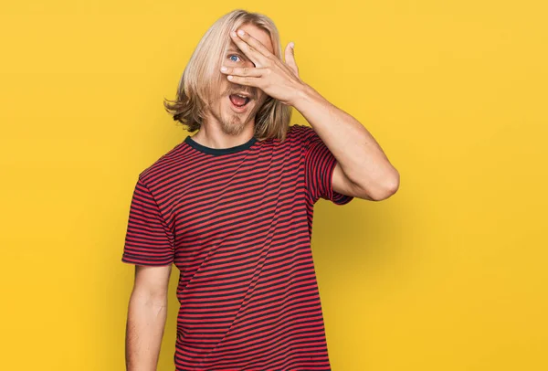 Homem Caucasiano Com Cabelos Longos Loiros Vestindo Camisa Listrada Casual — Fotografia de Stock