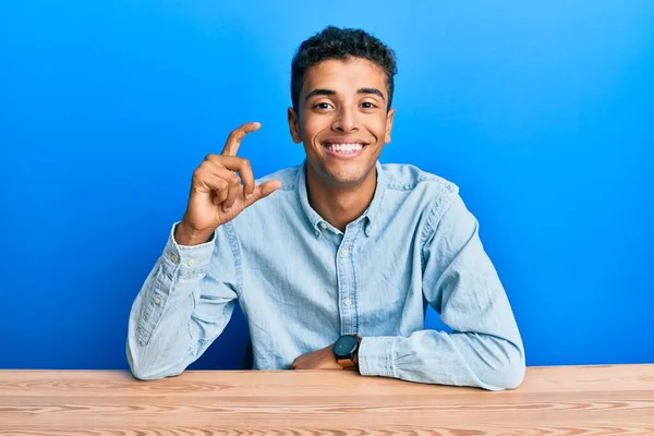 Ung Vacker Afrikansk Amerikan Man Bär Casual Kläder Sitter Bordet — Stockfoto