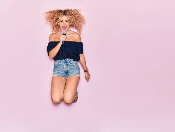 Joven Hermosa Cantante Rizada Sonriendo Canción Cantando Feliz Usando Micrófono —  Fotos de Stock