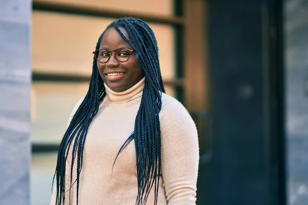 Joven Mujer Afroamericana Sonriendo Feliz Pie Ciudad —  Fotos de Stock