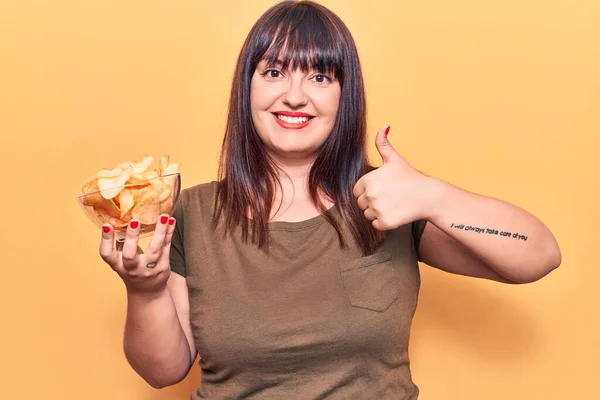Junge Size Frau Mit Kartoffelchips Die Glücklich Und Positiv Lächelt — Stockfoto