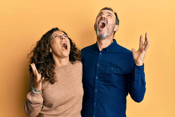 Középkorú Spanyol Házaspár Alkalmi Ruhát Visel Őrült Őrült Kiabálás Kiabálás — Stock Fotó