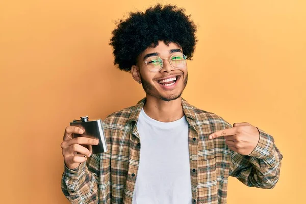 Jovem Americano Africano Com Cabelo Afro Bebendo Álcool Garrafa Uísque — Fotografia de Stock