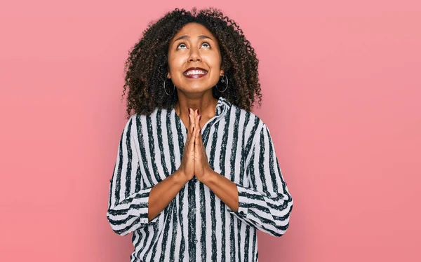 Jovem Afro Americana Vestindo Roupas Casuais Implorando Orando Com Mãos — Fotografia de Stock