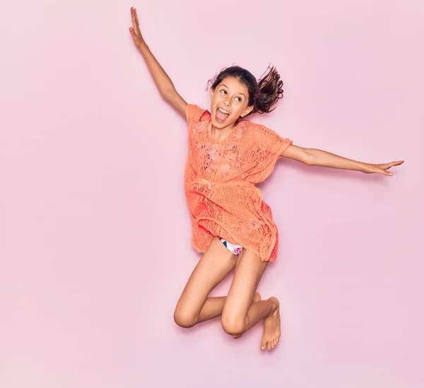 Adorável Menina Hispânica Férias Usando Vestido Verão Sorrindo Feliz Saltando — Fotografia de Stock