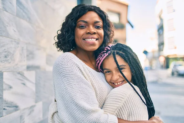 Hermosa Madre Afroamericana Hija Sonriendo Feliz Abrazando Pie Con Sonrisa —  Fotos de Stock